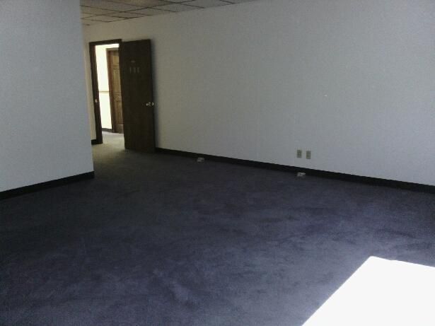 LARGE OPEN OFFICE, SEVERAL USES. FLAT RATE, EASY LEASE